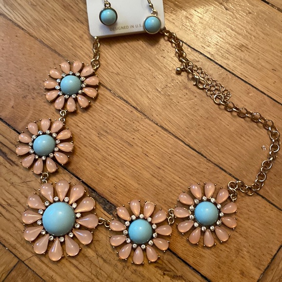 New- gorgeous statement necklace with matching earrings! - Picture 2 of 6